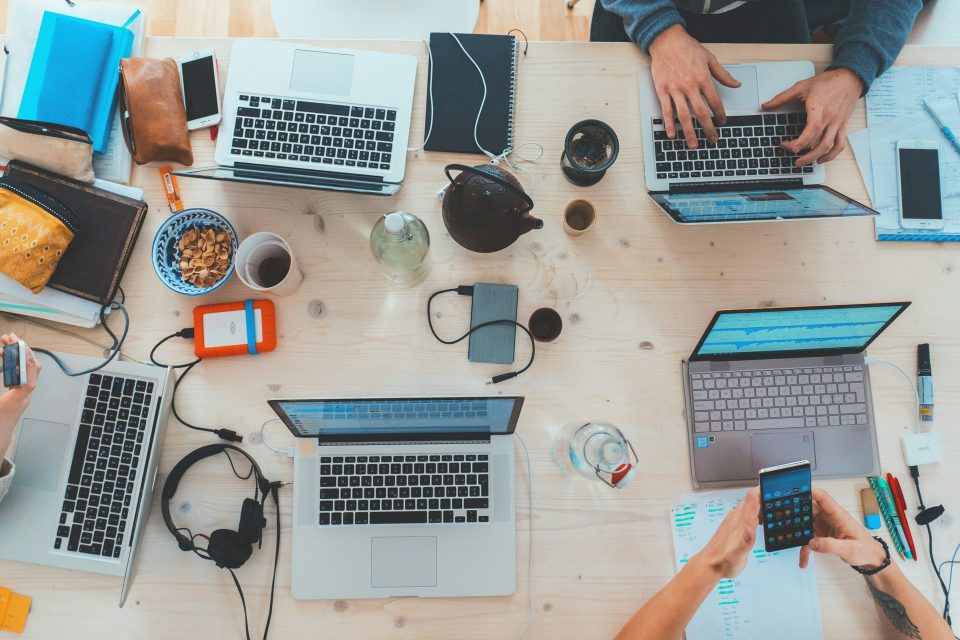 samenwerking laptop bureau